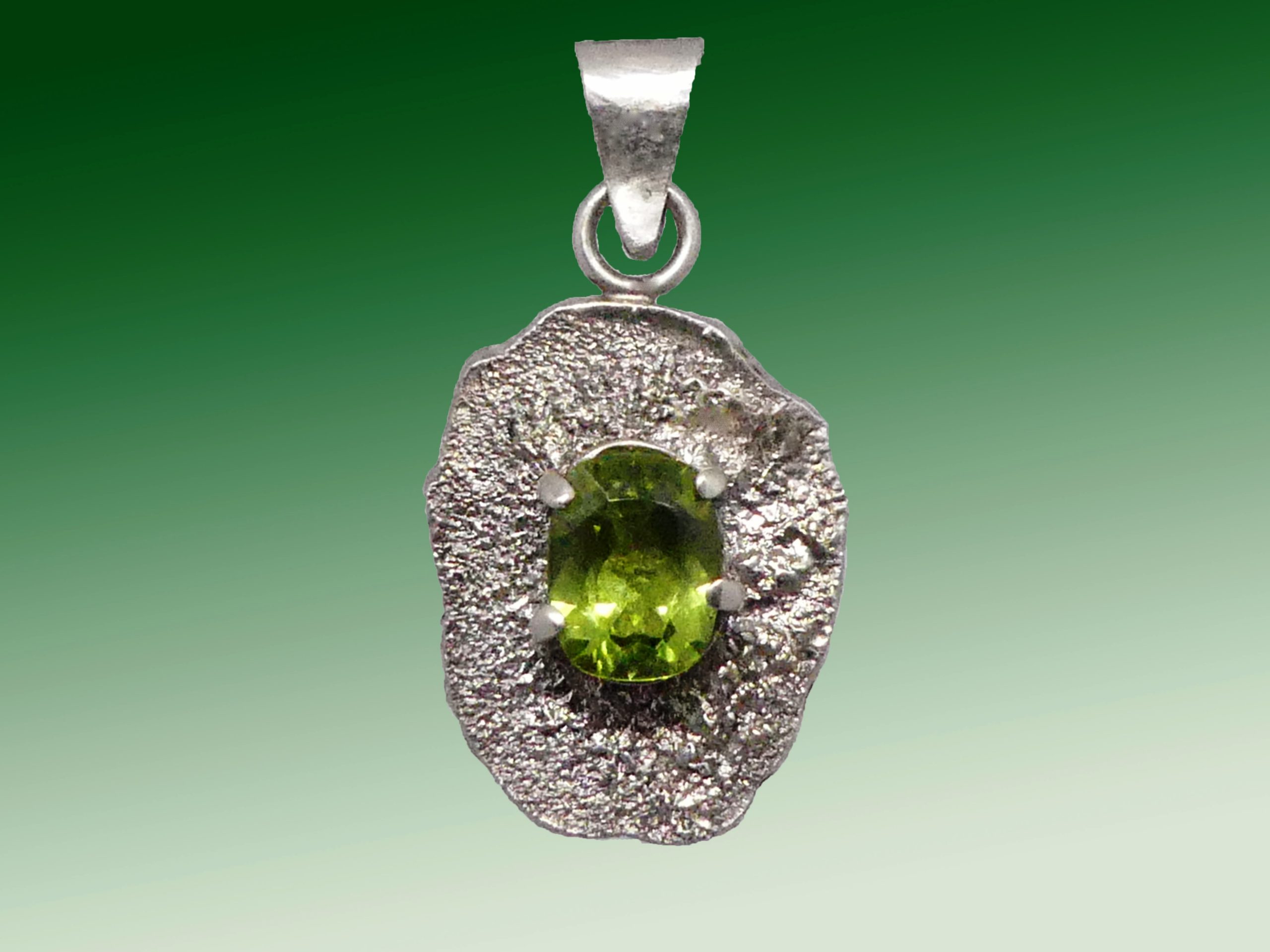Anhaenger-mit-Peridot-fertig.sd_-scaled