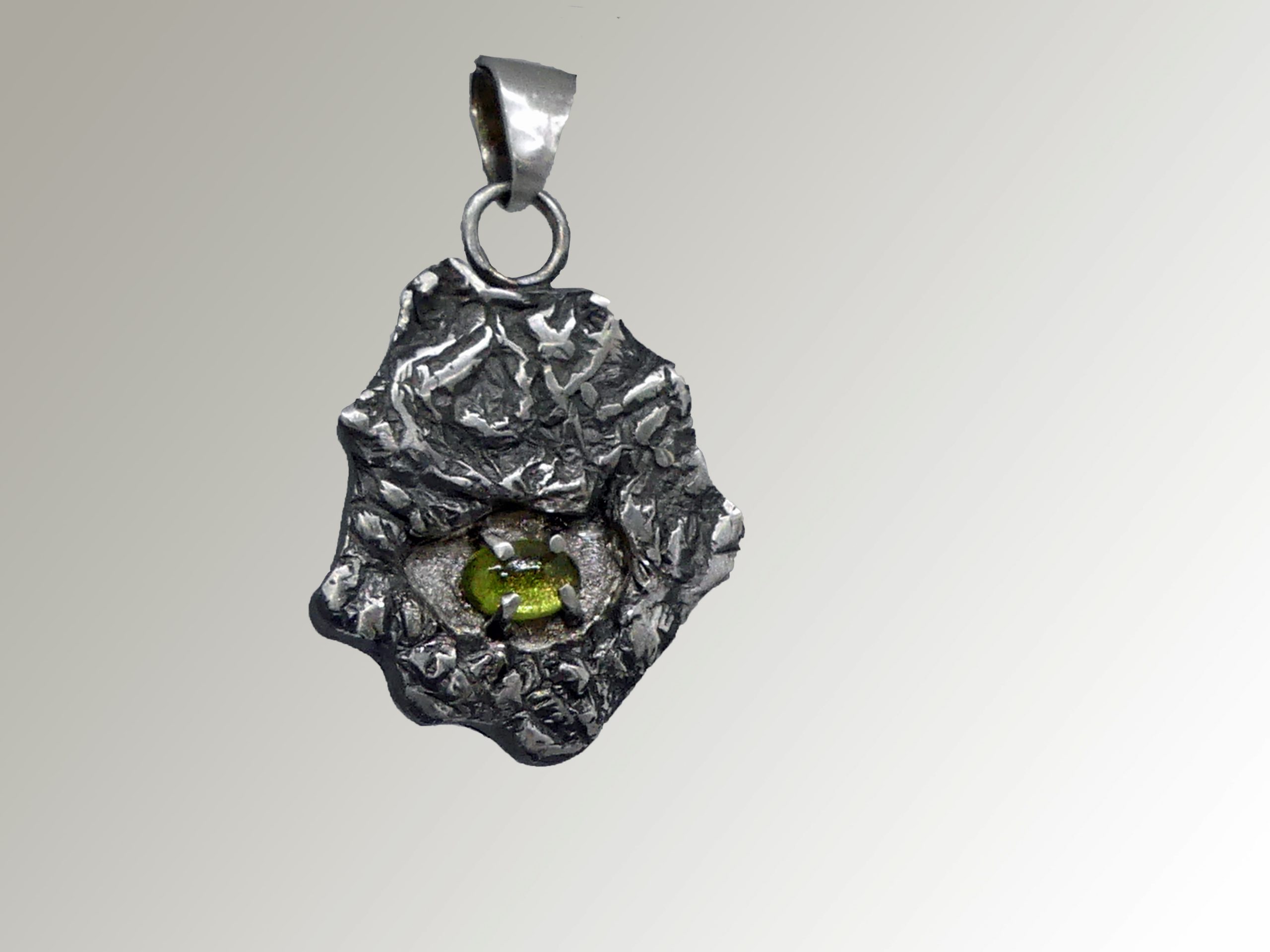 Anhaenger-mit-Peridot-scaled