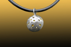 Anhänger mit Goldapplikationen