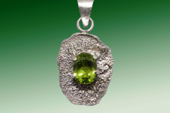 Anhaenger-mit-Peridot-fertig.sd_-scaled
