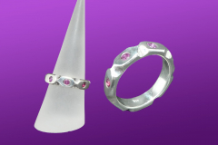Ring-mit-kleinen-Rubinen-scaled