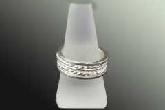einfacher-Ring-mit-gedrehten-Innennringen-scaled